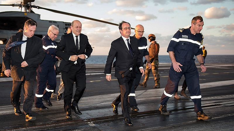 Hollande visita el portaaviones Charles de Gaulle, desde donde bombardea al Estado Islámico