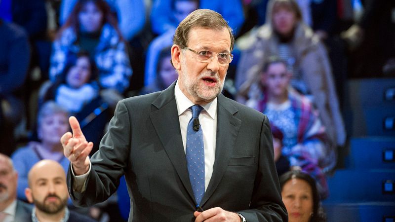 Rajoy critica el "tripartito" que plantea Sánchez entre PSOE, C's y Podemos y no aclara si pactaría con Rivera