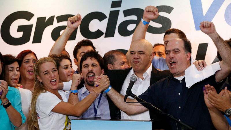 La oposición de Venezuela gana las elecciones legislativas y acaba con 16 años de mayoría chavista