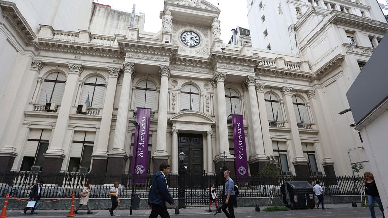 Dimite el presidente del Banco Central de Argentina unas horas antes de la investidura de Macri