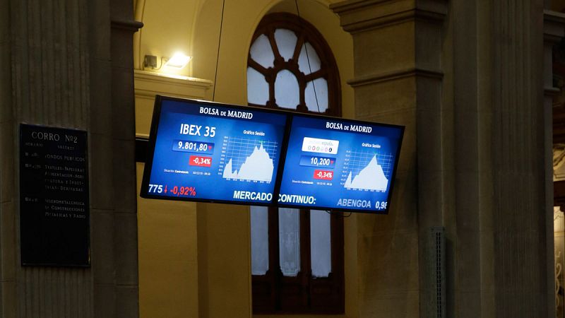 El IBEX 35 pierde un 0,58% y suma ocho sesiones consecutivas en rojo