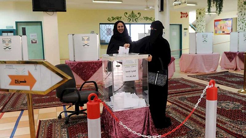 Las mujeres saudíes votan por primera vez en unas elecciones municipales marcadas por la 'sharía'