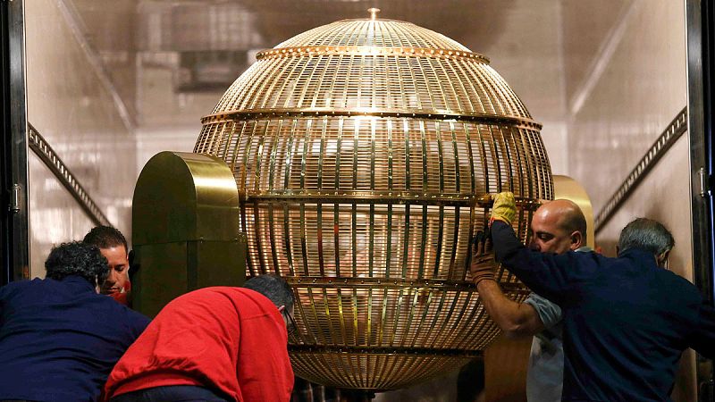 Los bombos de la Lotería de Navidad llegan al Teatro Real de Madrid