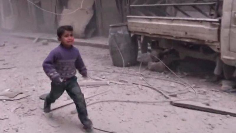 Los bombardeos contra el feudo de los rebeldes sirios cerca de Damasco causan decenas de muertos