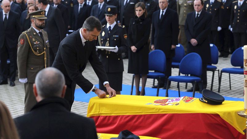 Los reyes y los líderes políticos asisten en Madrid al funeral por los dos policías asesinados en Kabul