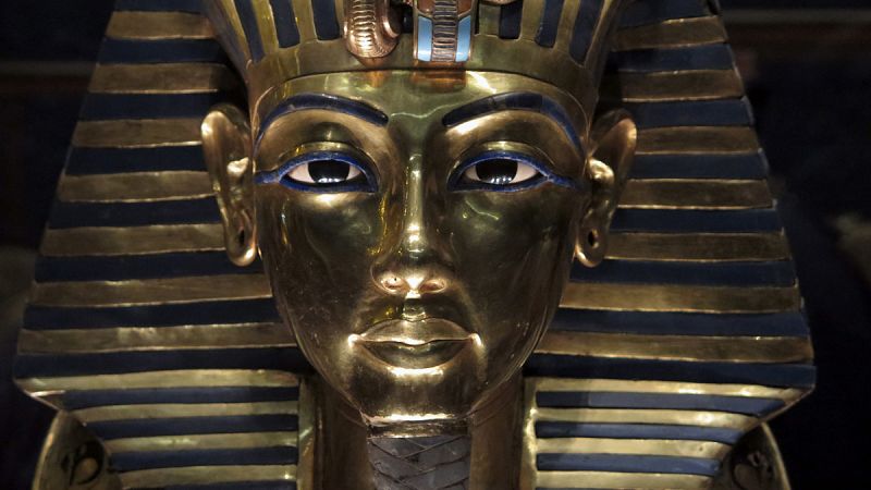 La máscara de Tutankamón regresa a su vitrina