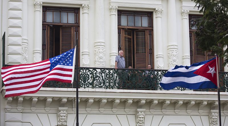 EE.UU. y Cuba acuerdan reanudar los vuelos comerciales entre ambos un año después del deshielo de relaciones