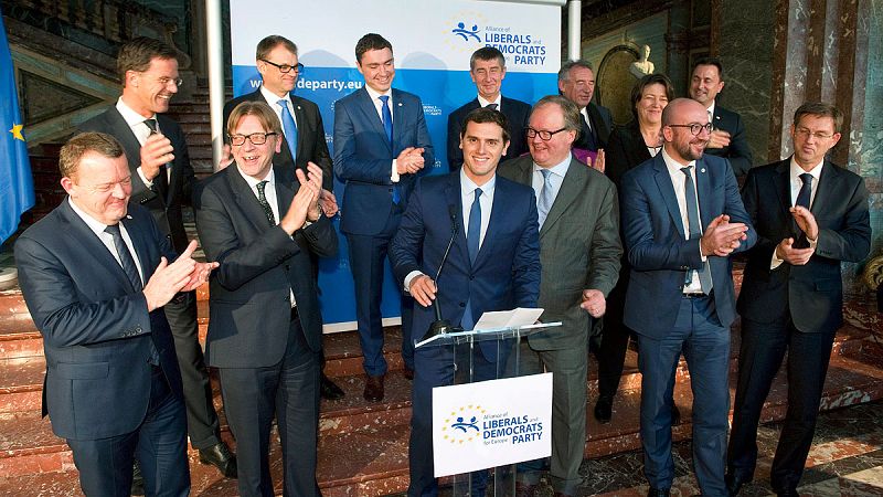 Rivera asegura en Bruselas que no permitirá ningún gobierno con Podemos