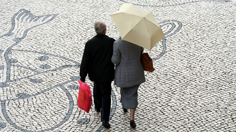 Portugal sube las pensiones mínimas y recupera algunas ayudas sociales
