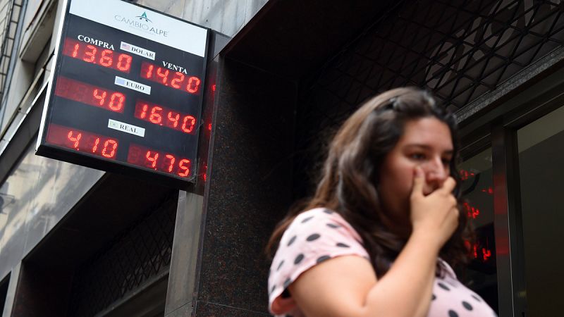 El peso argentino se devalúa un 42% tras el fin de las restricciones cambiarias