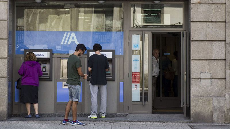 Las comisiones en los cajeros dividen a la banca e irritan a los consumidores