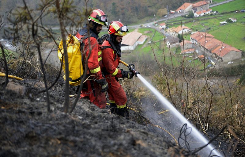Medios terrestres, aéreos y la UME tratan de sofocar más de un centenar de incendios en el norte de la península