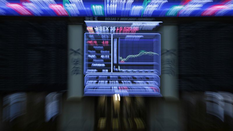 La incertidumbre que arroja el resultado electoral hunde al IBEX 35 y provoca la subida de la prima de riesgo