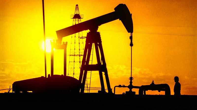 El precio del barril de petróleo Brent se sitúa en su nivel más bajo desde julio de 2004