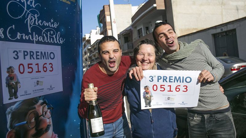 El tercer premio de la lotería de Navidad, el 5.163, es el último en salir pero queda muy repartido