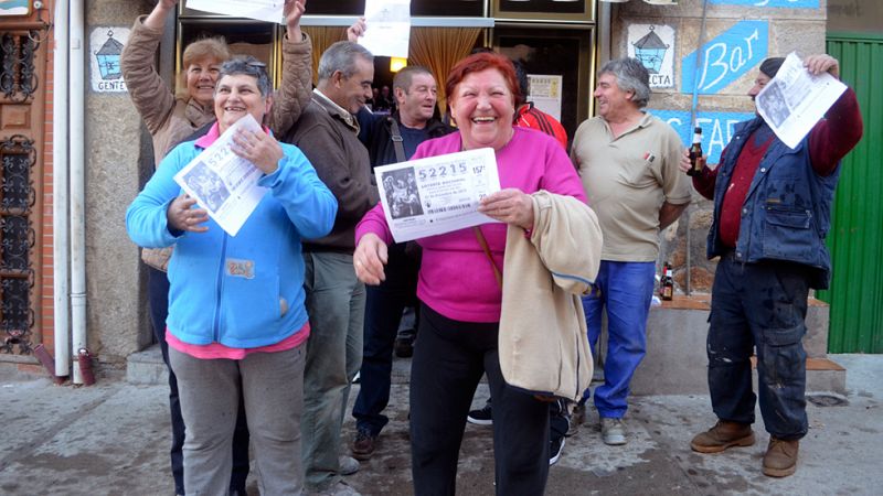 La alegría toca Madrid por un cuarto premio "muy repartido que servirá para tapar agujeros"