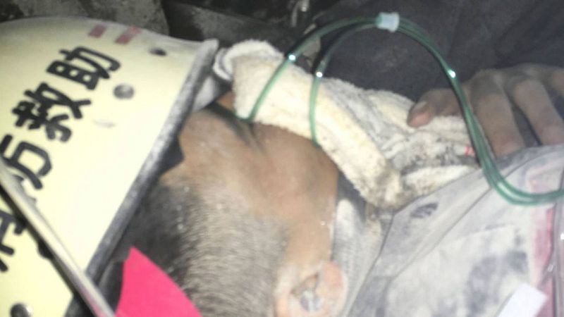 Rescatan a un joven con vida tras pasar 67 horas enterrado por un alud en China