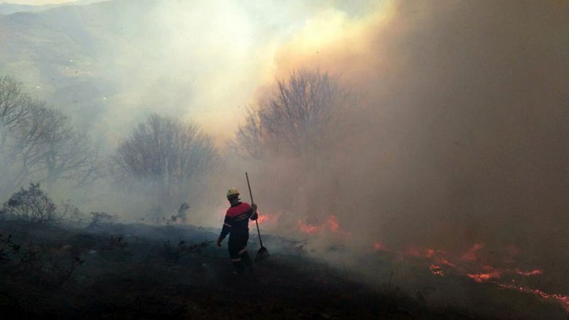 Continúan las labores de extinción en Cantabria, Asturias y Navarra para acabar con más de 30 incendios