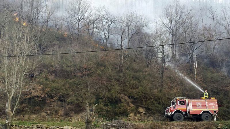 Los bomberos continúan luchando contra los incendios forestales en Asturias, Cantabria y Navarra