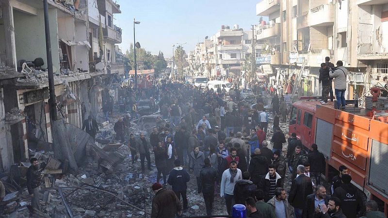 Un doble atentado contra un barrio alauí en la ciudad siria de Homs mata a una veintena de personas
