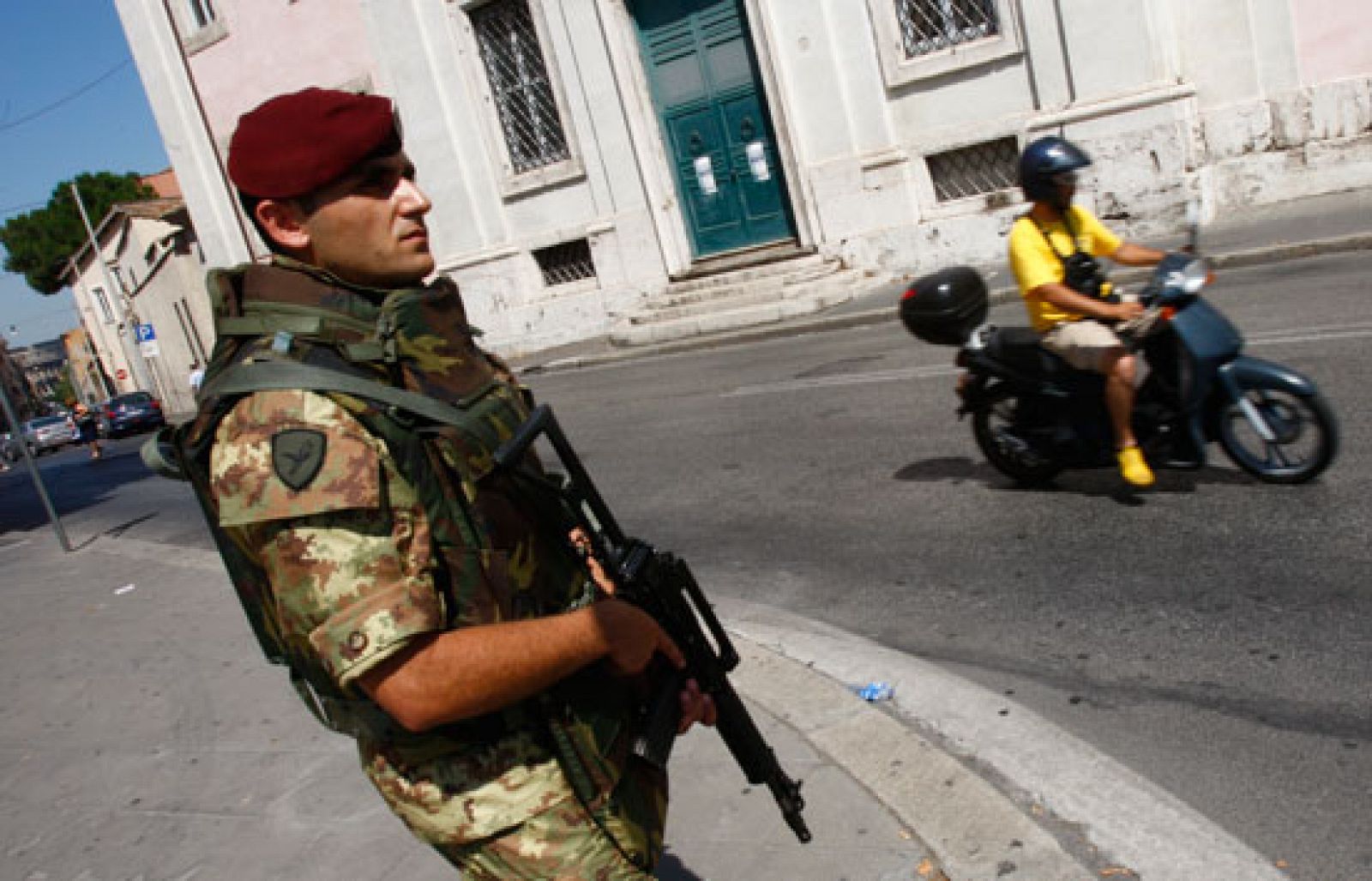 El ejército se despliega en las calles italianas | Ver