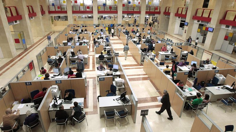 Las administraciones públicas tenían 2.542.787 trabajadores en el primer semestre de 2015, 19.960 más que un año antes
