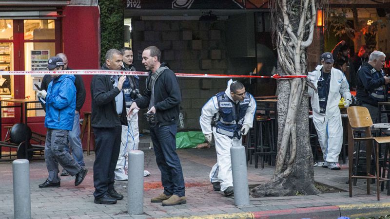 Dos muertos y siete heridos en un tiroteo contra un pub de Tel Aviv
