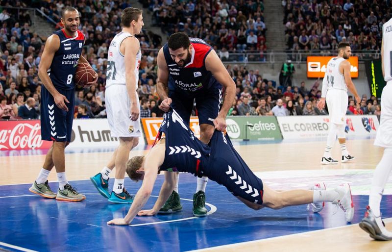 Bourousis lidera al Baskonia ante el Madrid