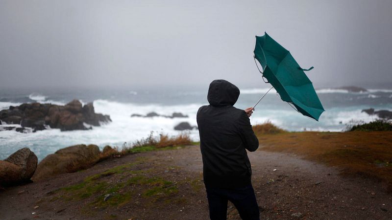 El viento, la lluvia y los fenómenos costeros mantienen en alerta a 38 provincias este lunes