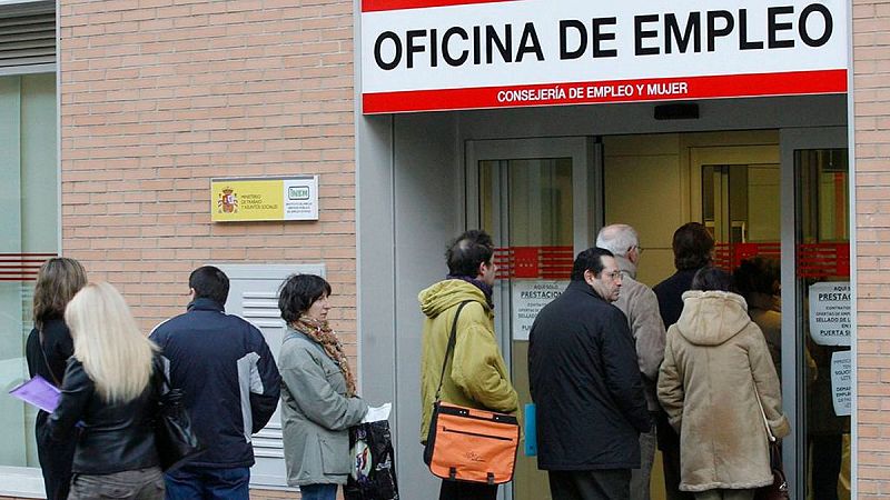 El número de parados registrados bajó en 354.203 personas en 2015 y el total se situó en 4.093.508