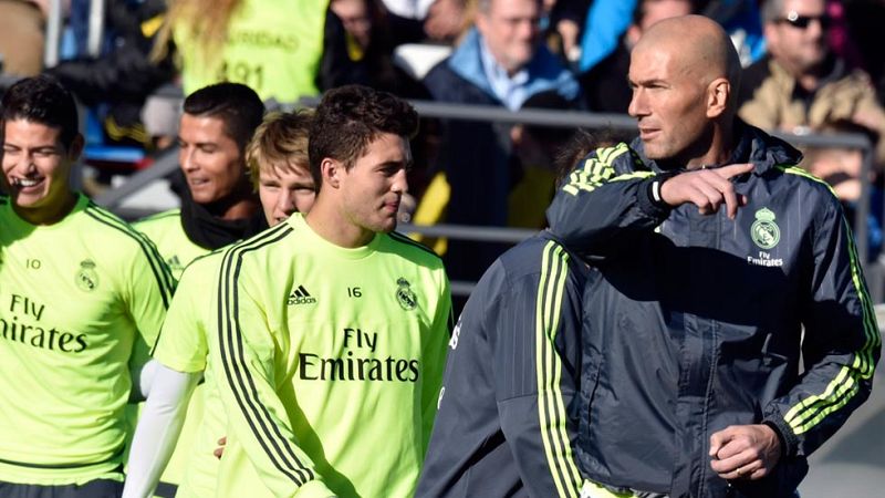 Zidane ilusiona al madridismo en su primer entrenamiento