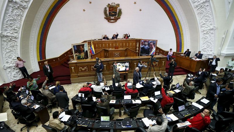 La oposición venezolana toma juramento a los diputados suspendidos por el Supremo