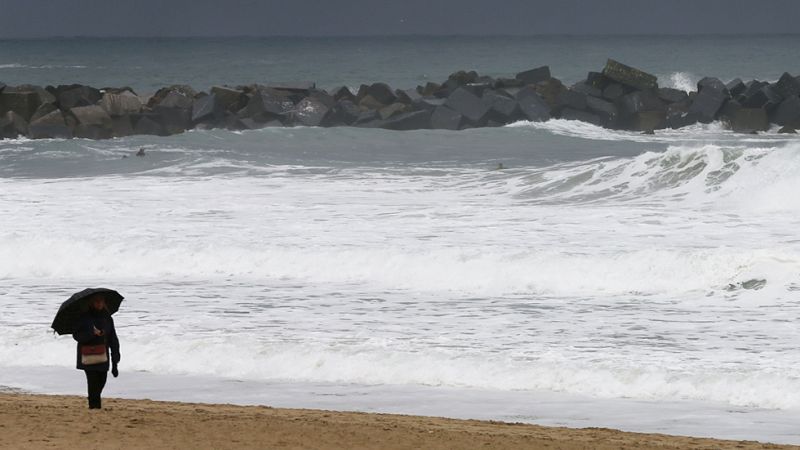 El temporal de viento y lluvia mantiene la alerta en una treintena de provincias