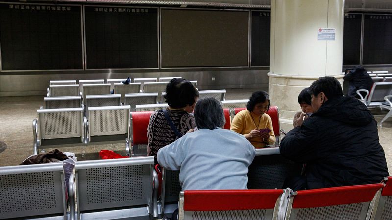 China limita tres meses más las ventas de los grandes accionistas para frenar la caída de la Bolsa