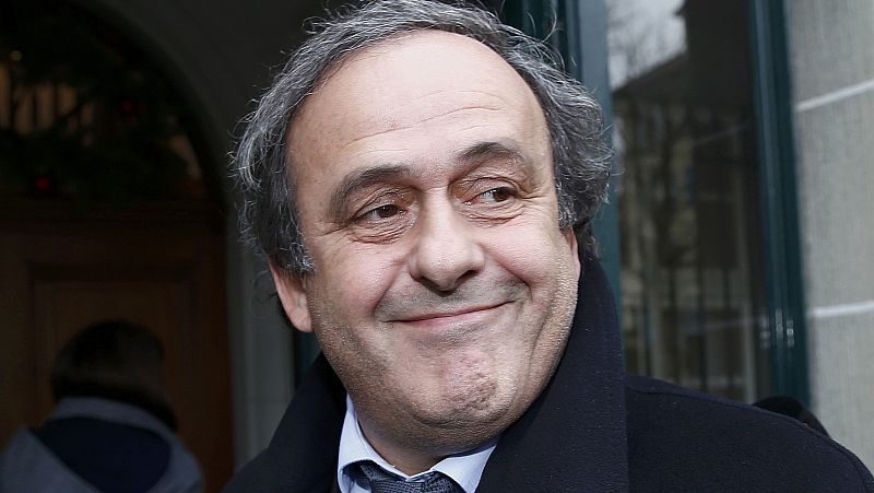 Platini, inhabilitado, retira su candidatura a la FIFA
