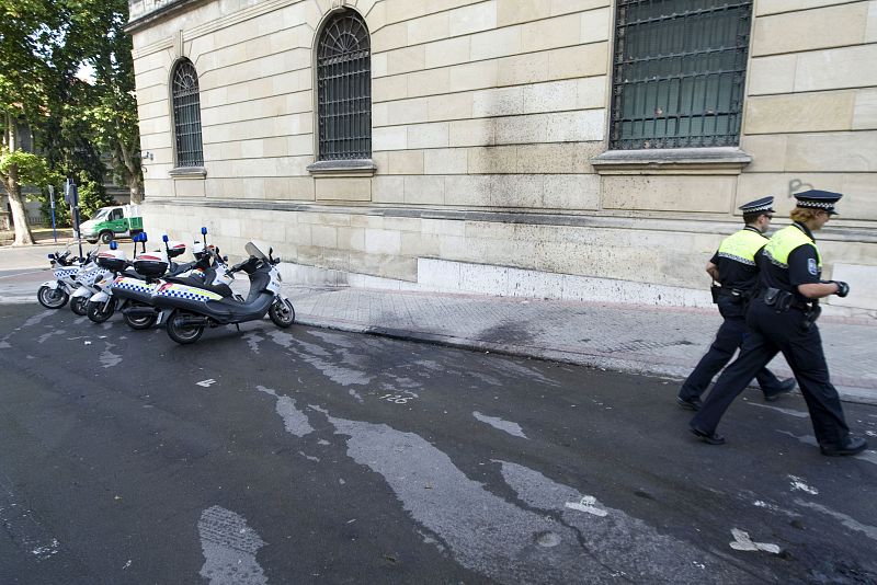 Guardias civiles de paisano detienen a un joven tras un ataque de violencia callejera en Vitoria