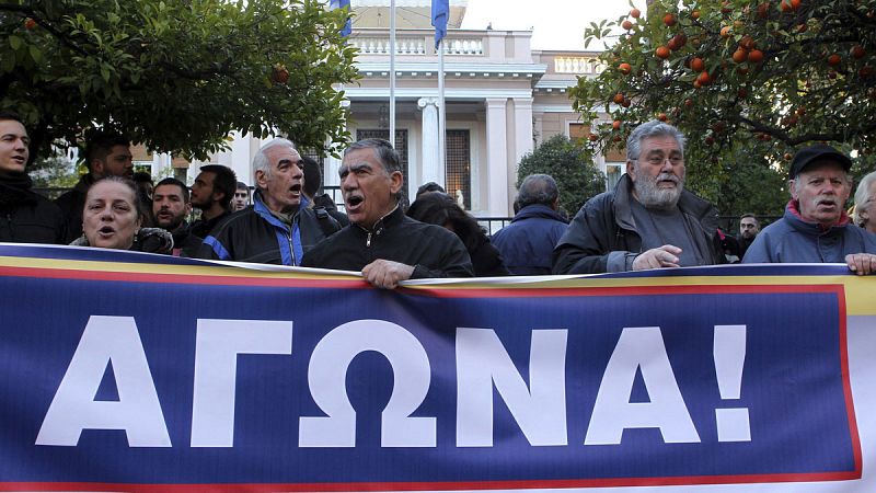 Un millar de manifestantes protestan en Atenas contra la reforma de las pensiones de Tsipras