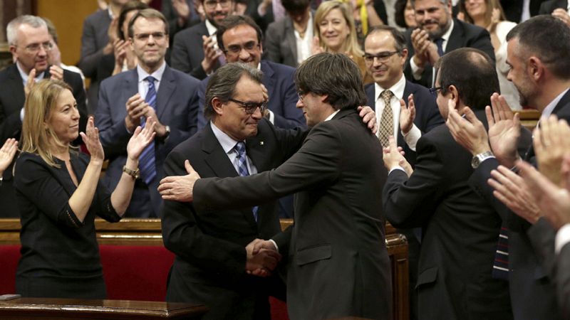 Puigdemont se compromete a "dejarse la piel" por la independencia: "No es hora de cobardes"