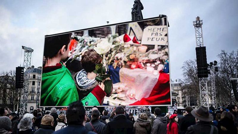 Las autoridades francesas rinden un sobrio homenaje a las víctimas del terrorismo en París