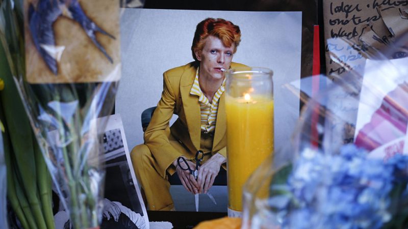 Artistas y políticos lamentan la muerte de Bowie, un "héroe" de la música
