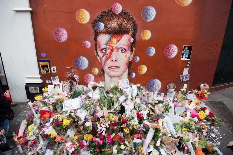 El mural de David Bowie en Brixton se convierte en santuario para un icono