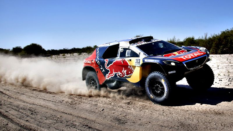 Sainz aprovecha una etapa neutralizada y asume el liderato del Dakar en coches