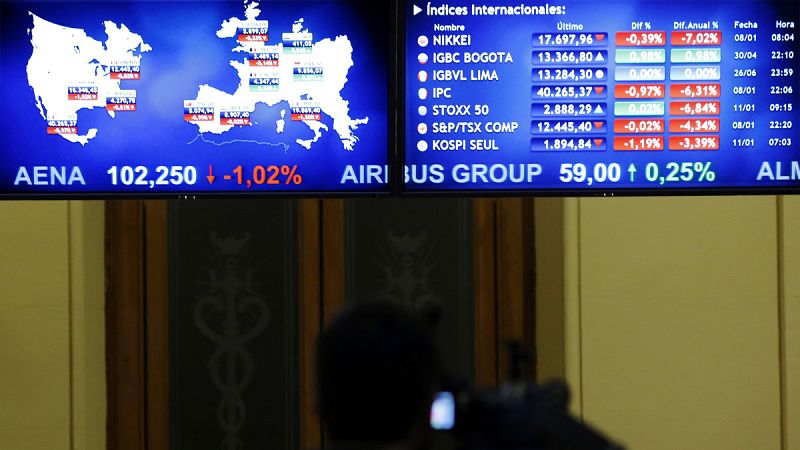 El IBEX 35 cierra con un ligero rebote del 0,33% mientras la prima de riesgo sube hasta 130 puntos