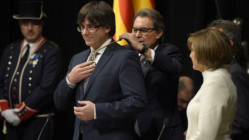 Puigdemont promete el cargo "con fidelidad a la voluntad del pueblo de Cataluña", obviando la Constitución