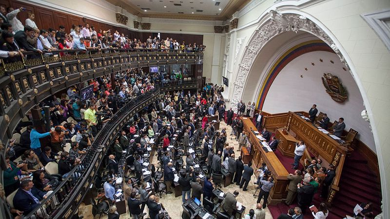 La oposición venezolana acata al Tribunal Supremo y separa a los diputados suspendidos