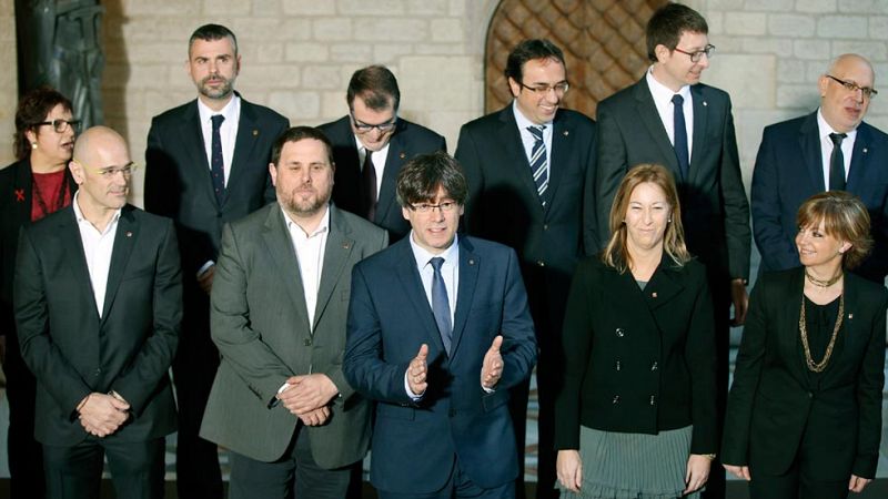 Puigdemont anima a su nuevo Govern a "llevar hasta el final" el "encargo del pueblo catalán"