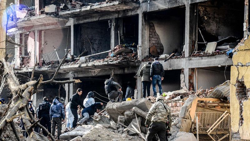Al menos seis muertos en un atentado contra una comisaría en el sureste de Turquía atribuido al PKK