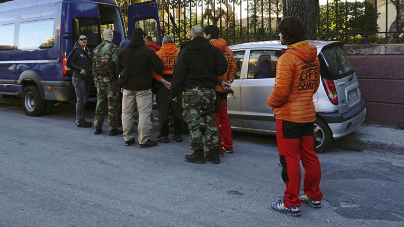 Tres bomberos españoles que rescatan a refugiados en Lesbos, detenidos por la Guardia costera griega