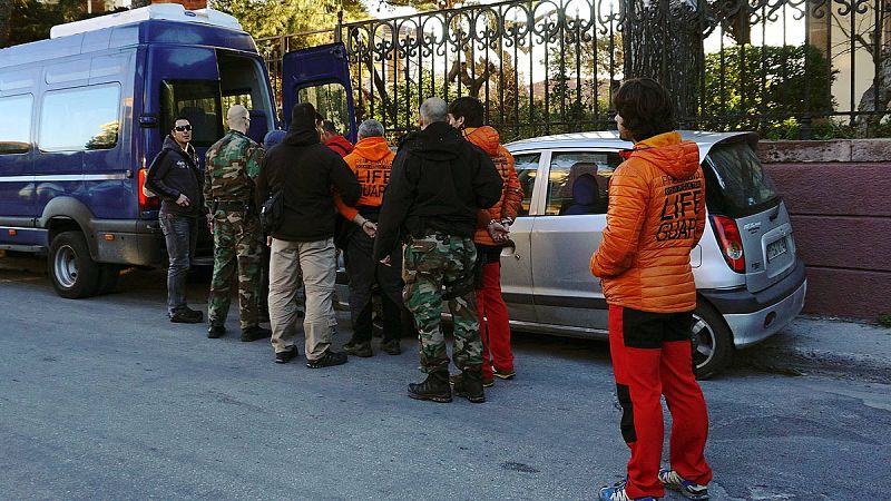 Los bomberos españoles detenidos en Lesbos declaran y esperan la decisión del juez