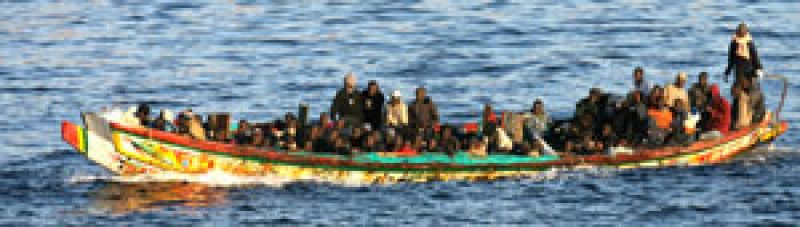 Llega a Motril la patera localizada en Alborán, con 77 inmigrantes a bordo
